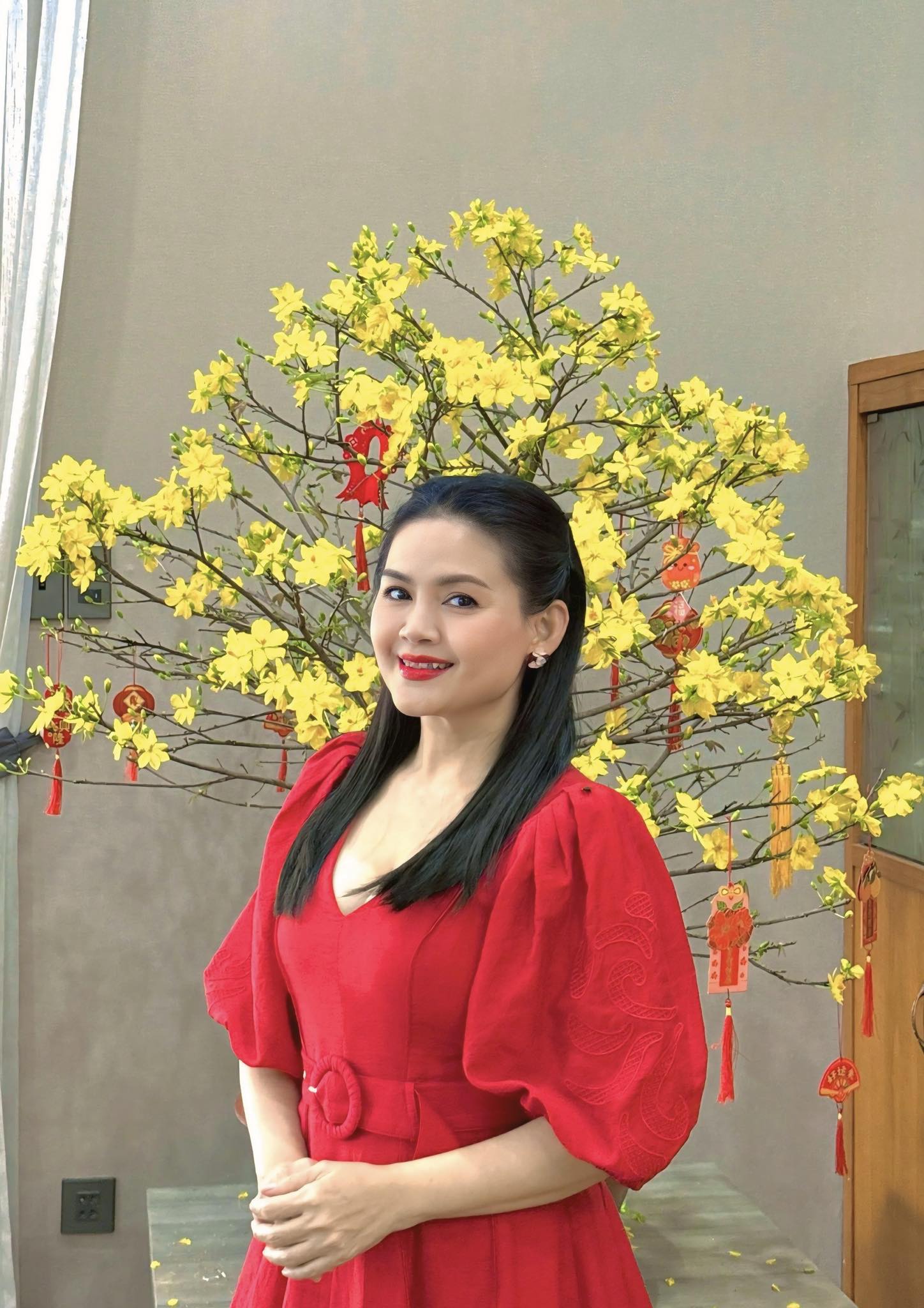 Vợ Kim Tử Long sở hữu nhan sắc trẻ trung, xinh đẹp