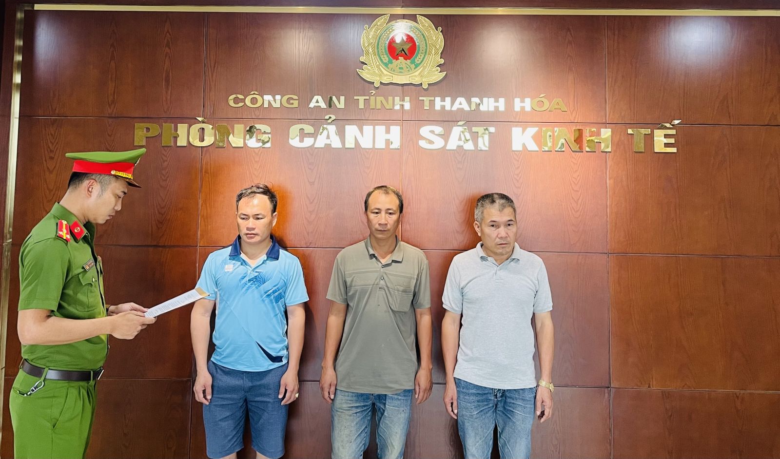 Công an đọc quyết định khởi tố 3 bị can - Ảnh: Công an Thanh Hoá
