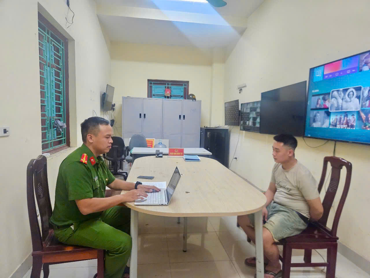 Đối tượng Lục Bình Minh tại cơ quan công an - Ảnh: Công an Bắc Ninh