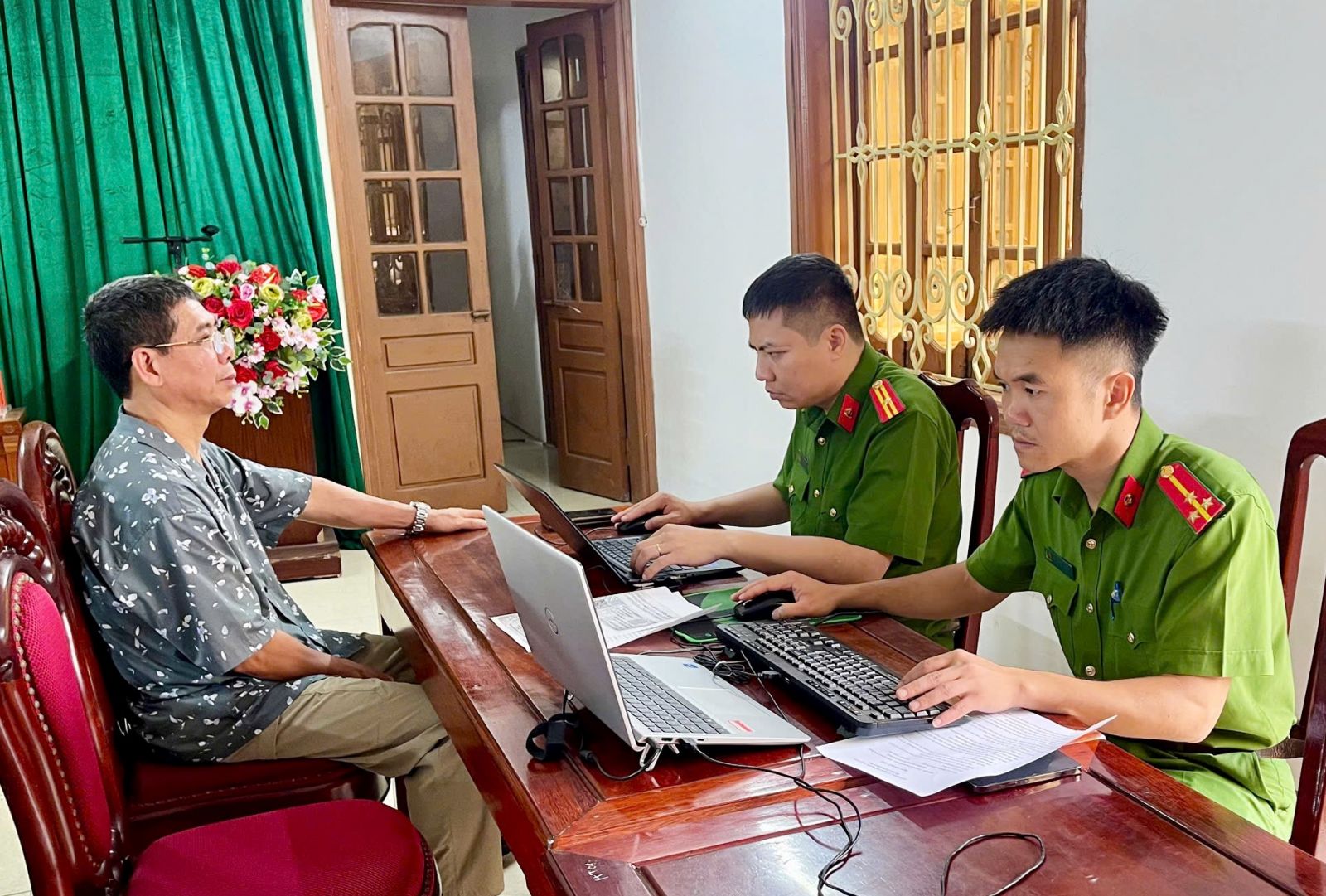 Cơ quan Công an làm việc với Phạm Quốc Toản - Ảnh: Công an Ninh Bình