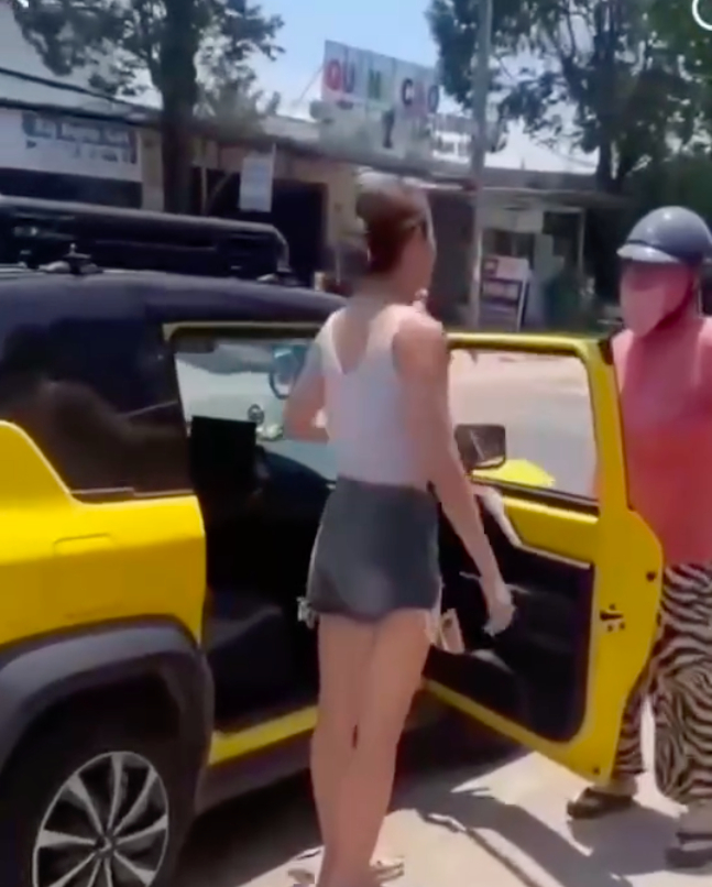 Màn tranh luận căng thẳng giữa khách và quán cơm bình dân. (Ảnh chụp từ clip)