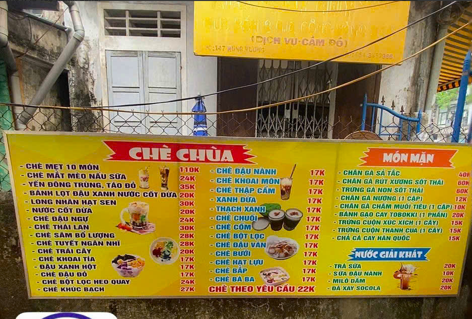  Bảng giá quán chè được công khai rõ ràng.