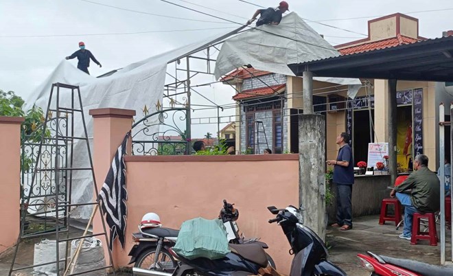 Người thân lo hậu sự cho người đã mất. (Nguồn báo Lao Động)