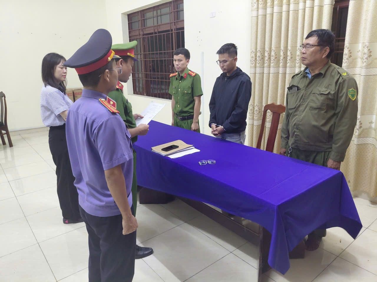 Cơ quan điều tra đọc lệnh với tài xế - Ảnh: Công an Đà Nẵng