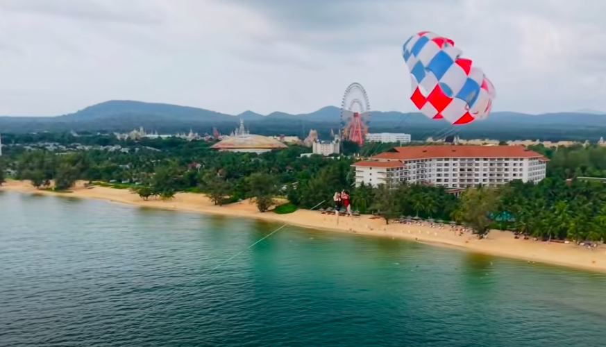 Cặp đôi chơi dù bay khiến nhiều người trầm trồ, khen dũng cảm.