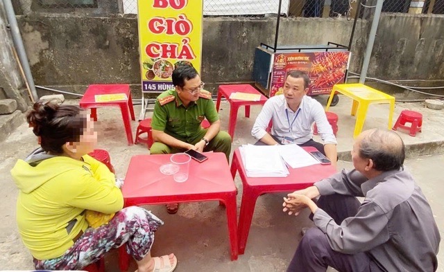 Bà T. - chủ quán chè làm việc với đoàn kiểm tra. (Ảnh: Sức khỏe & Đời sống)