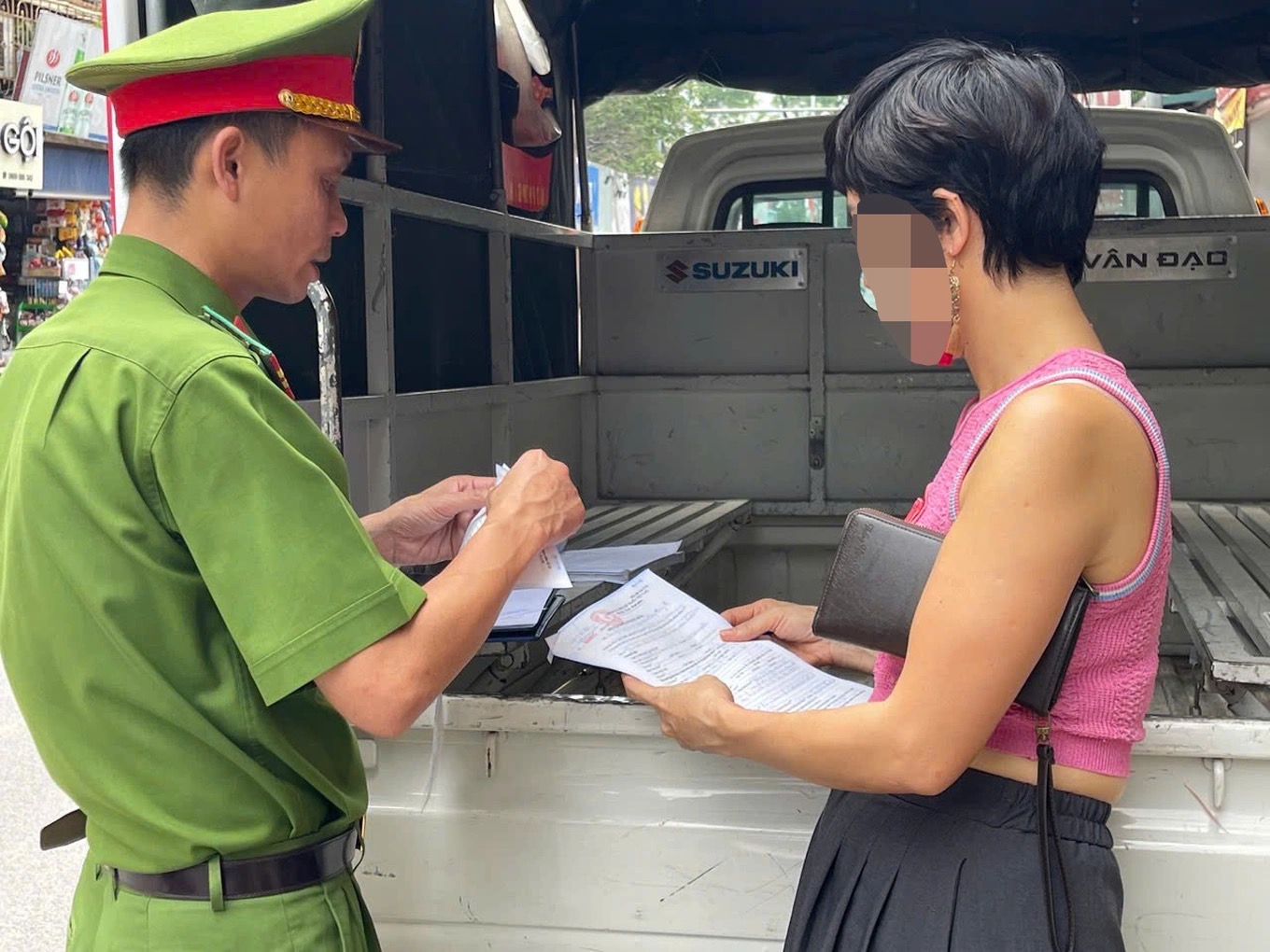 Nữ tài xế bị xử phạt 900.000 đồng. (Ảnh: Dân trí)