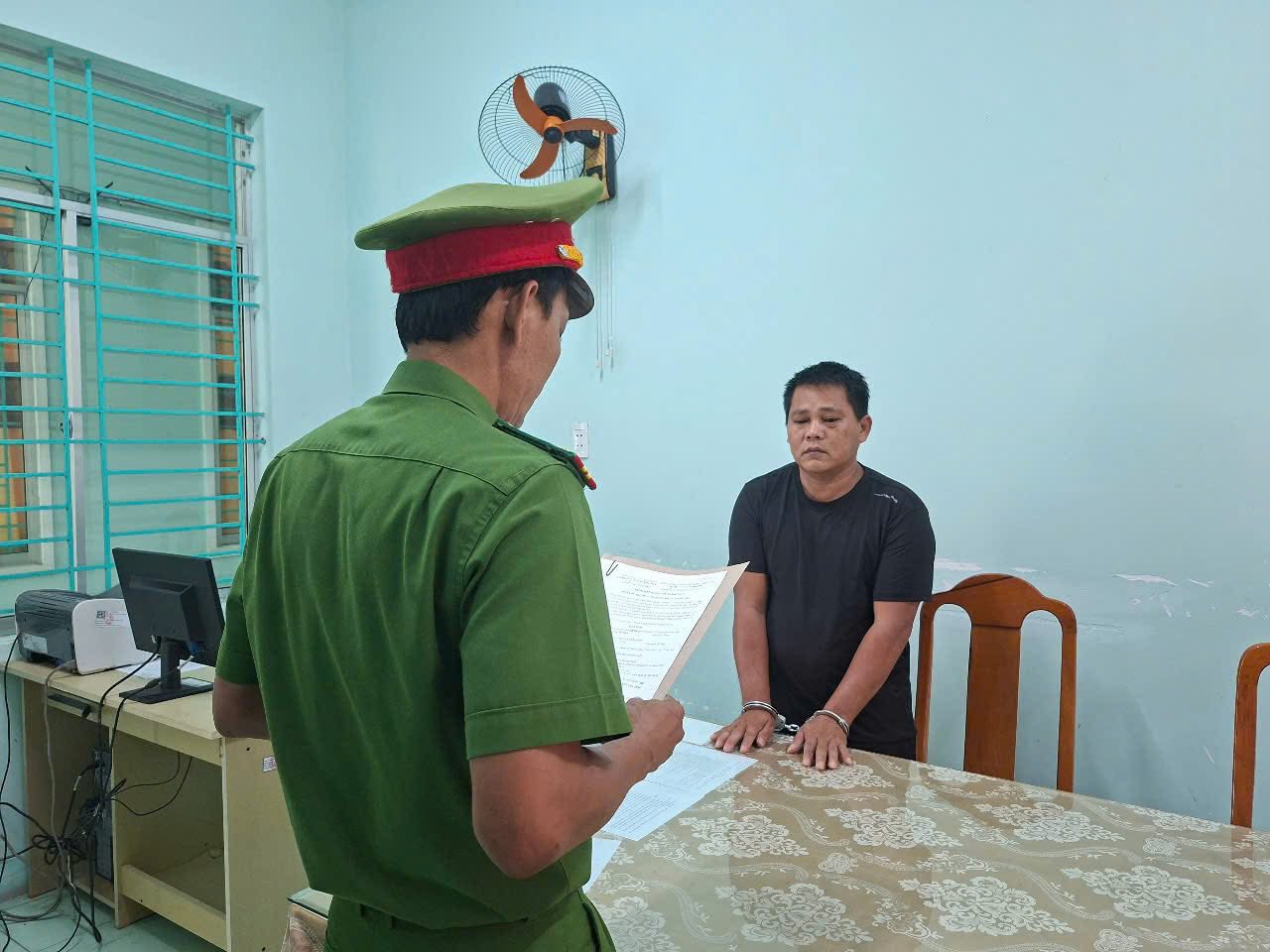 Công an đọc quyết định với Huỳnh Văn Chí - Ảnh: Công an Quảng Ngãi