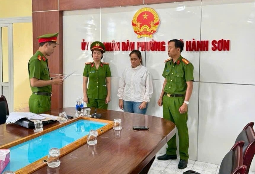 Cơ quan CSĐT tống đạt các quyết định đối với Lê Thị Thanh Nhàn - Ảnh: Công an Đà Nẵng