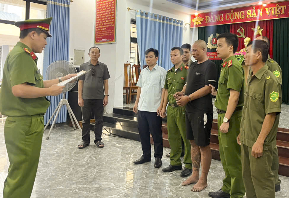 Công an tống đạt quyết định giữ người trong trường hợp khẩn cấp đối với Nguyễn Viết Hoàng để điều tra về hành vi giết người - Ảnh: Công an Quảng Trị