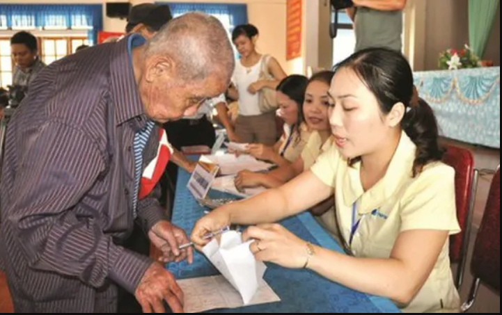   Đáng chú ý, dự thảo lần này bổ sung thêm nhóm đối tượng được hưởng lộ trình tăng 8%, gồm những người đang nhận trợ cấp hàng tháng theo quy định tại Điều 23 Luật BHXH năm 2024. (Ảnh: VTV)  