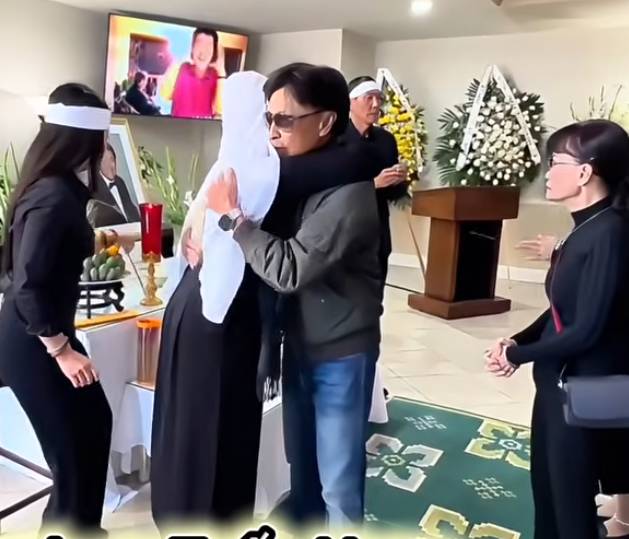 Ôm động viên vợ nam nghệ sĩ quá cố.