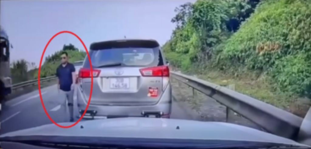 Hành vi của người đàn ông khiến dư luận bức xúc. (Ảnh cắt từ clip)