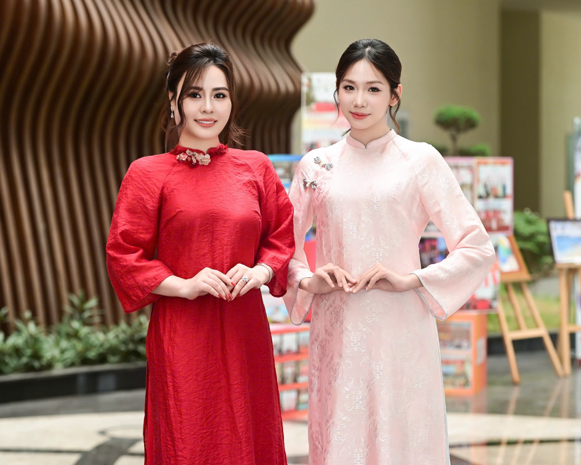 Hoa hậu Hà Linh và Hoa hậu Quý bà Phan Kim Oanh.