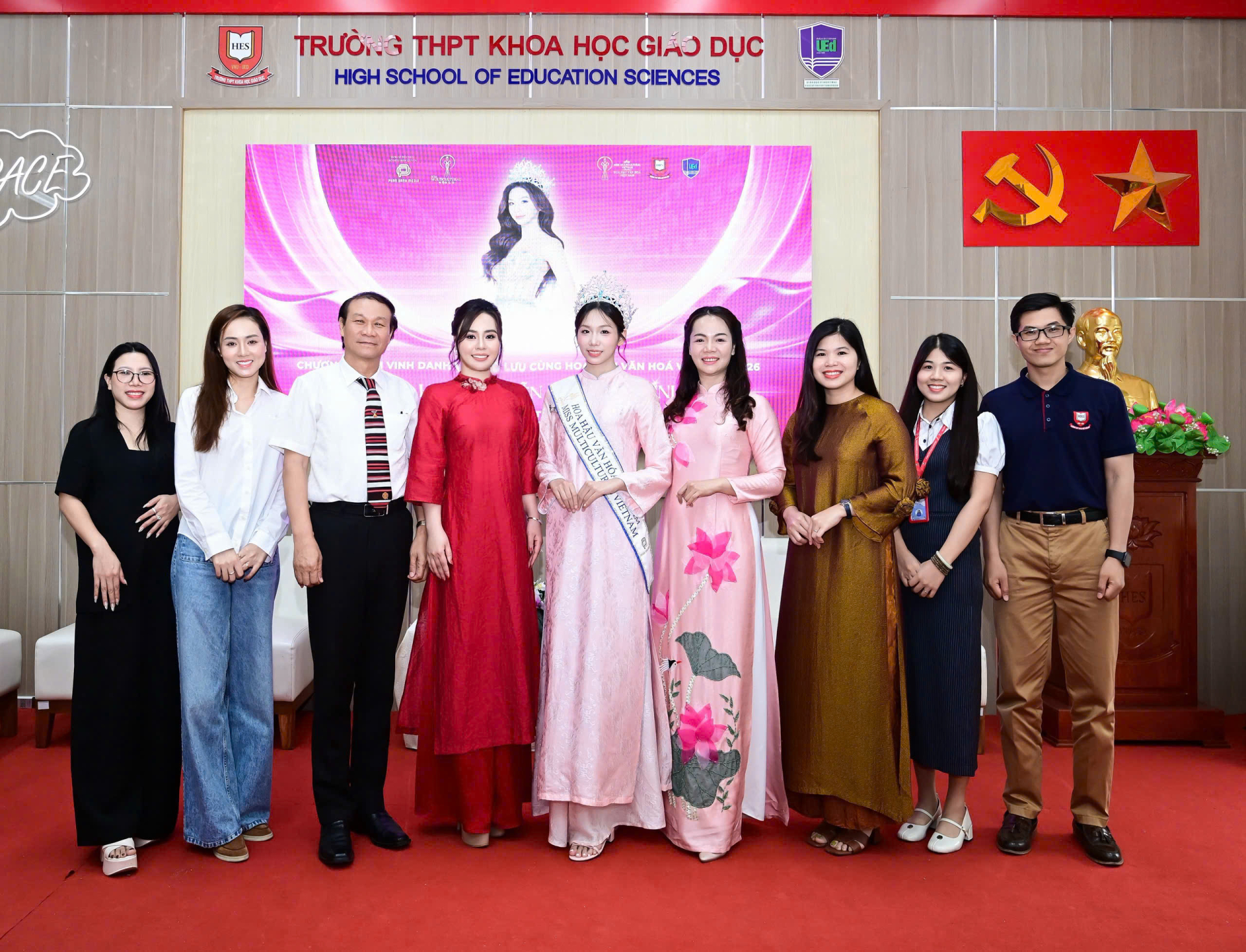 Hoa hậu Hà Linh cùng hoa hậu Phan Kim Oanh trở về trường cũ, trao quà tri ân thầy cô