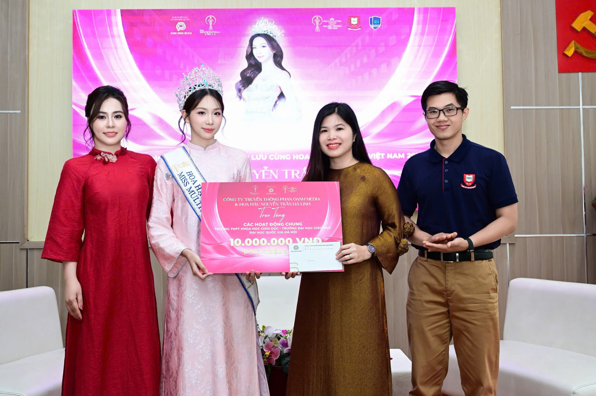 Hoa hậu và đơn vị tổ chức cuộc thi trao tặng quà cho các hoạt động chung của trường.