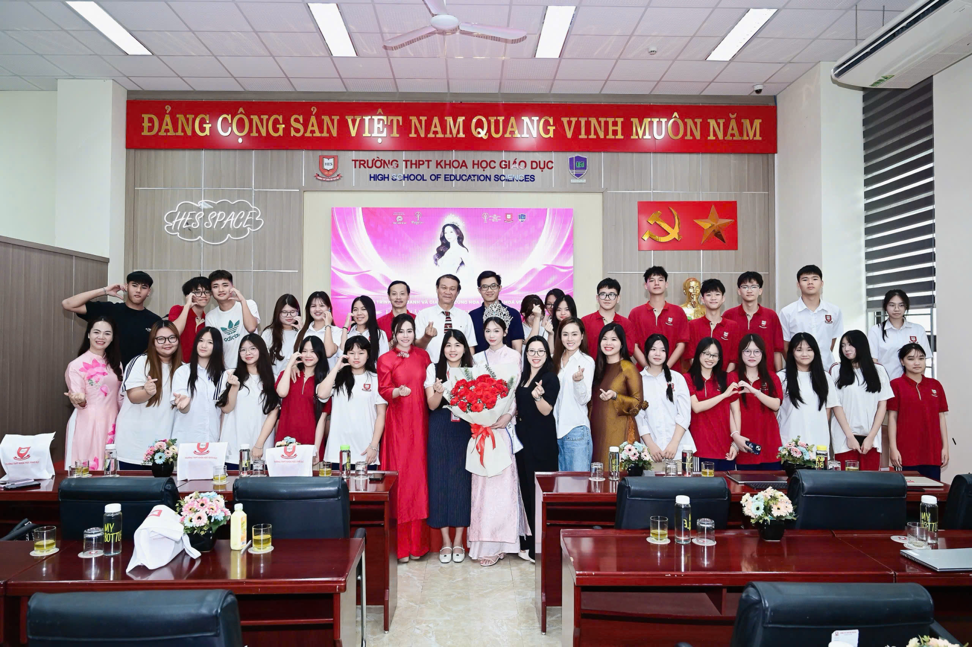 Nàng hậu và các bạn học cùng lớp.