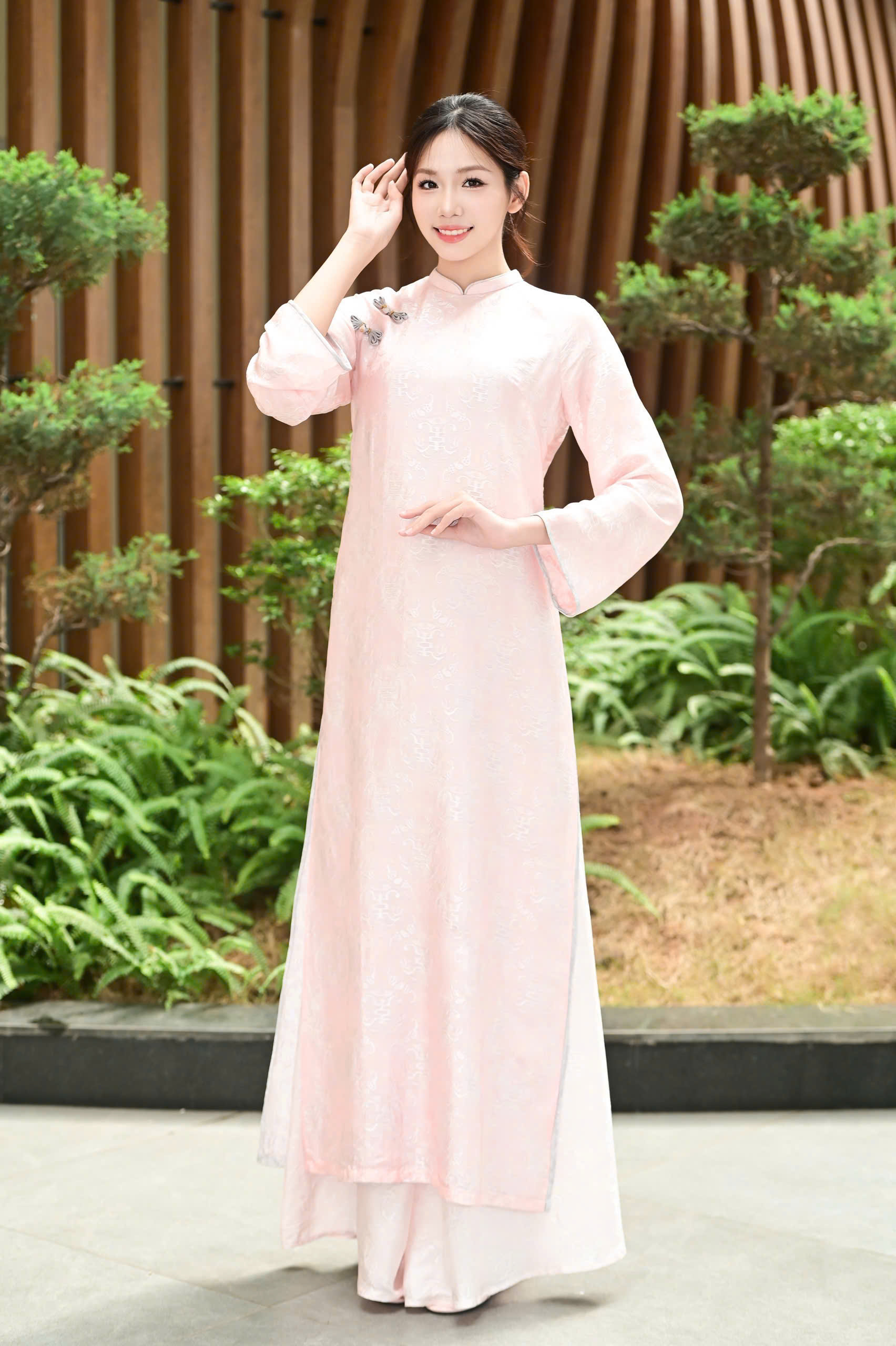Hà Linh ngày càng xinh đẹp sau đăng quang.