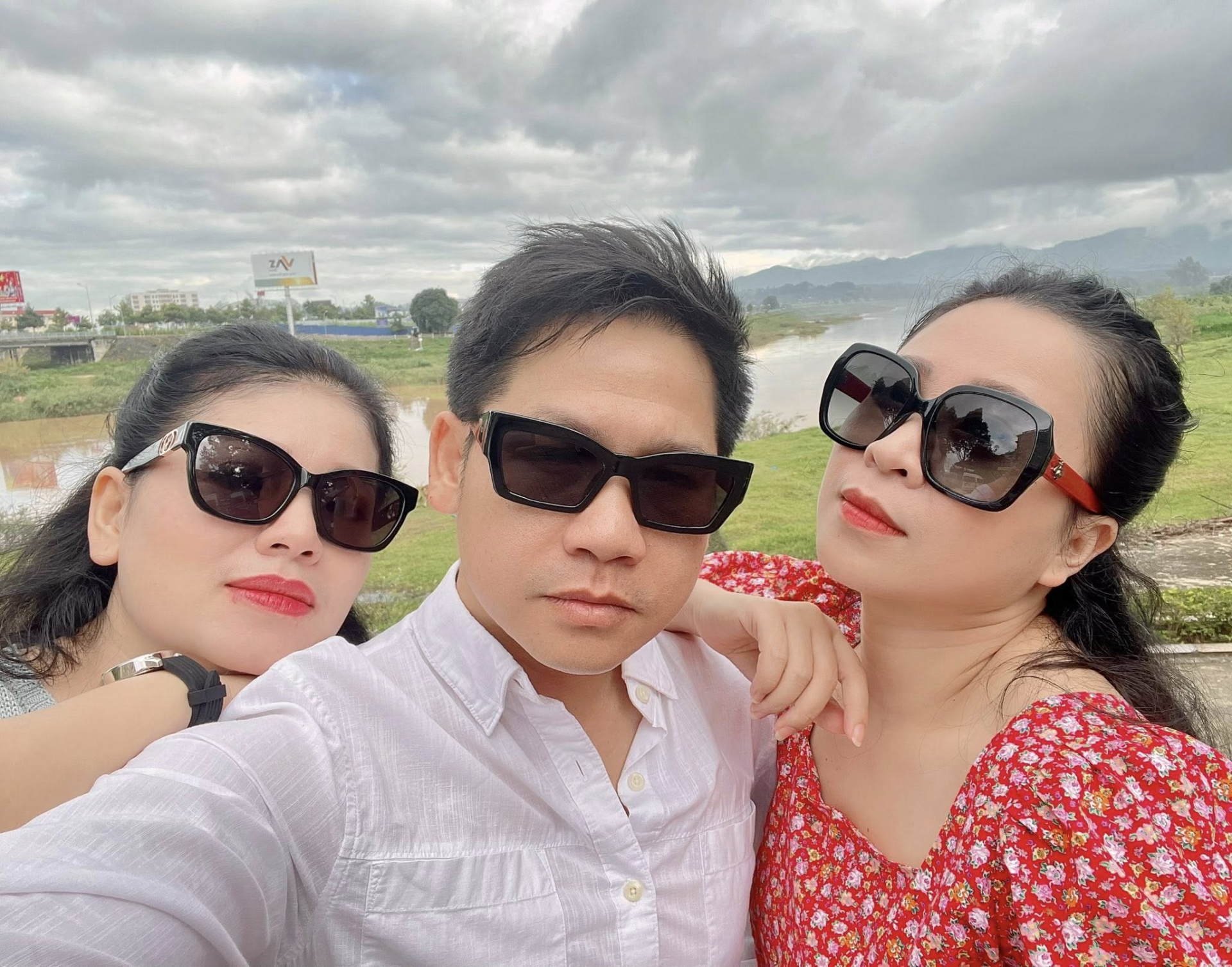 Tình hình “nữ hoàng nhạc đỏ” là mẹ đơn thân 4 con và người đàn ông bị đồn có quan hệ ngoài luồng