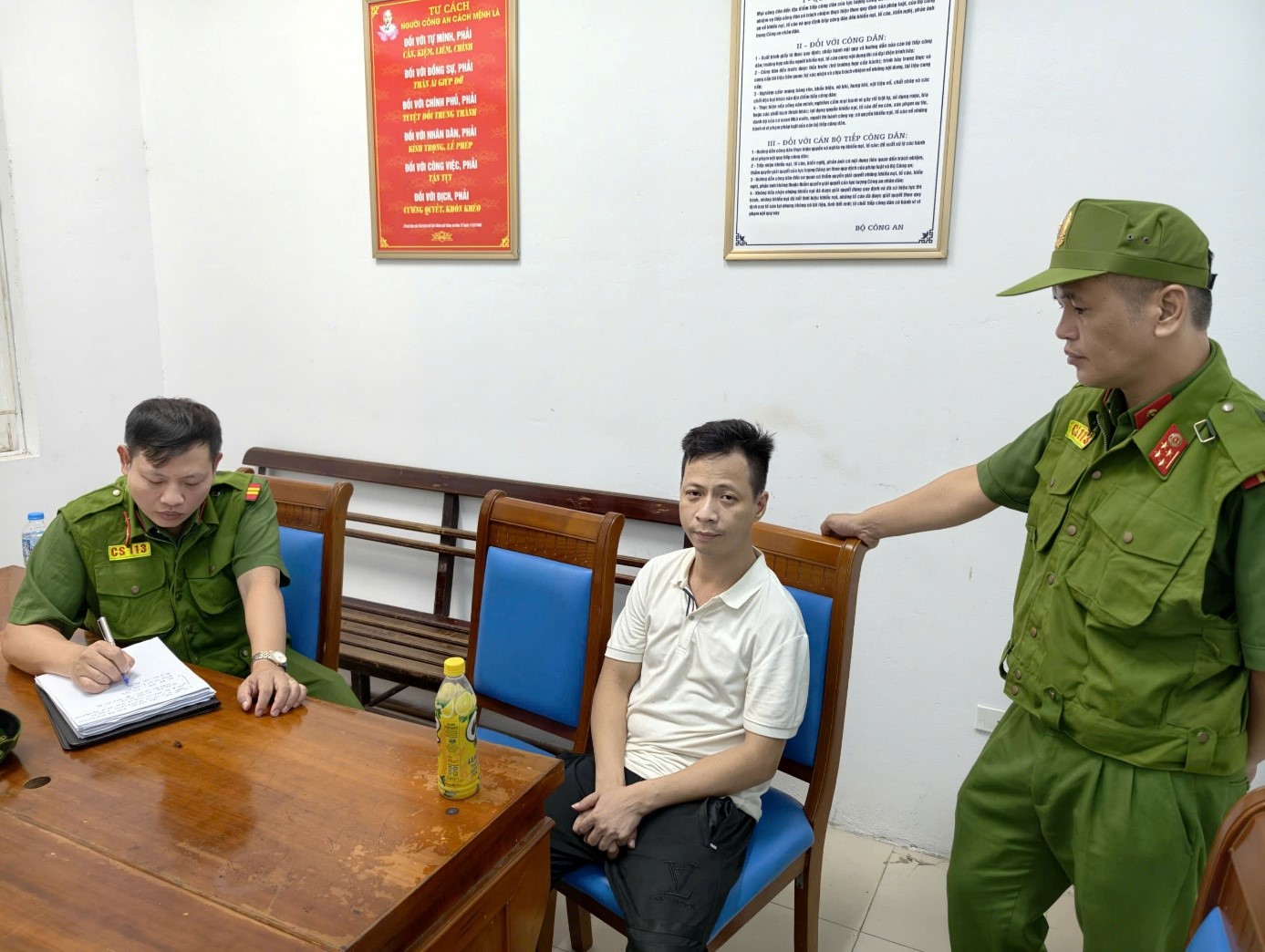 Đối tượng Nguyễn Đức Hiếu tại cơ quan công an - Ảnh: Công an Hà Nội