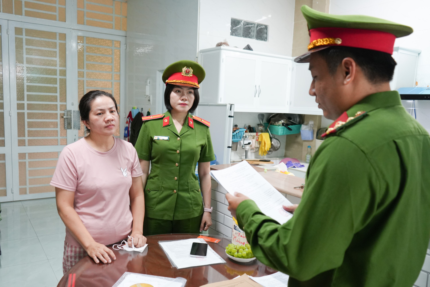 Công an thành phố Cần Thơ tống đạt các quyết định đối với Nguyễn Thị Mận - Ảnh: Công an Cần Thơ