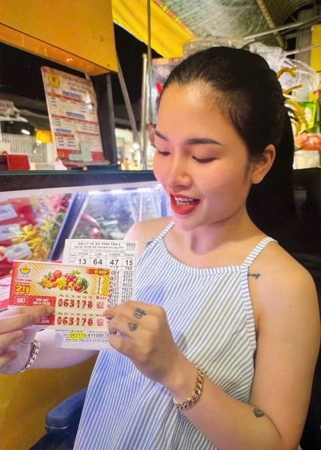 Một người đàn ông khách ở TP.HCM trúng 2 tờ vé số độc đắc. (Ảnh: Người Lao Động)