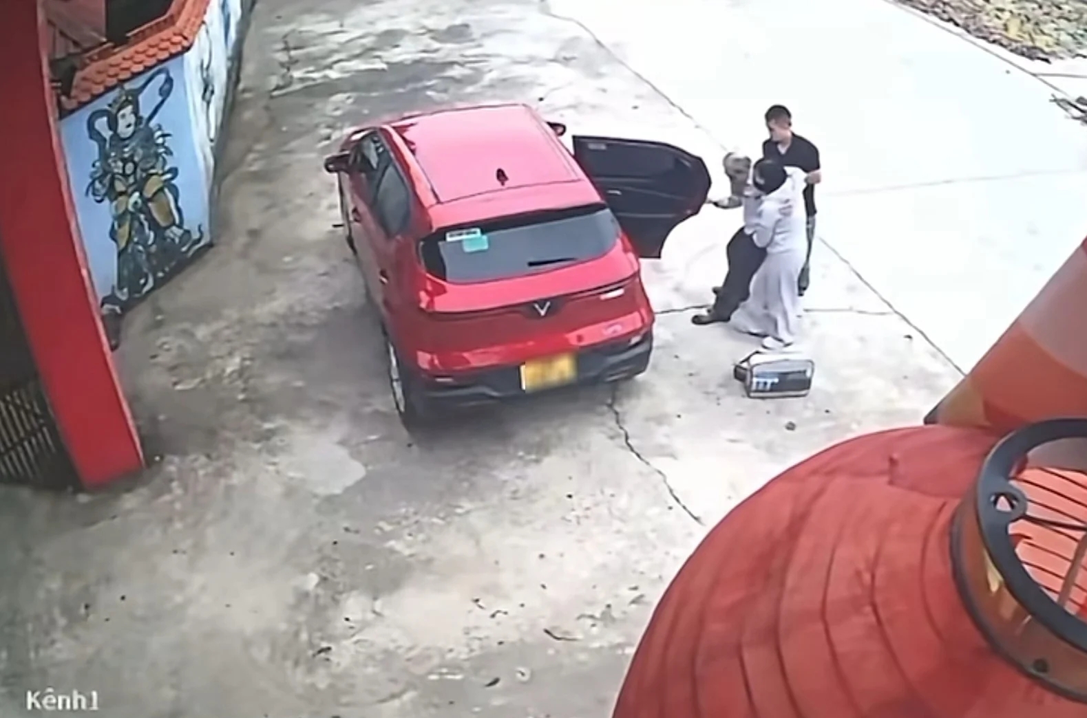 Camera ghi lại hình ảnh cụ ông lúc được đưa đến chùa  - Ảnh: Thu Trang