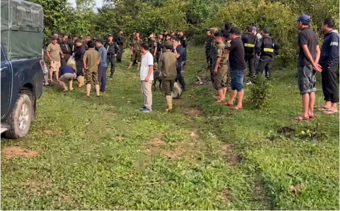 Lực lượng chức năng huy động hàng chục người truy bắt nghi phạm gây ra vụ án mạng. (Nguồn ảnh: Tuổi Trẻ)