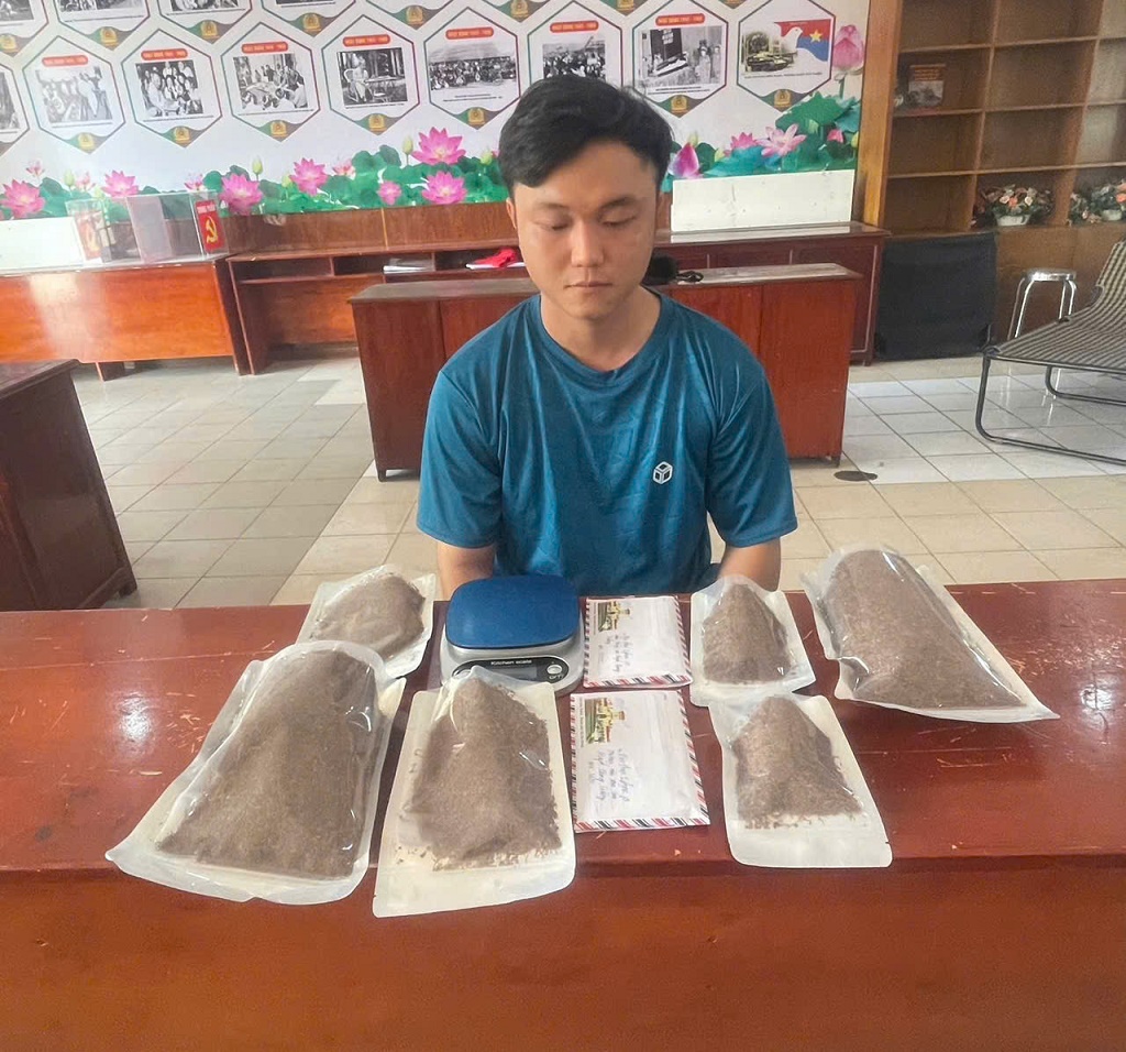 Đối tượng Huỳnh Quang Trường và tang vật tại cơ quan Công an - Ảnh: Công an Nghệ An