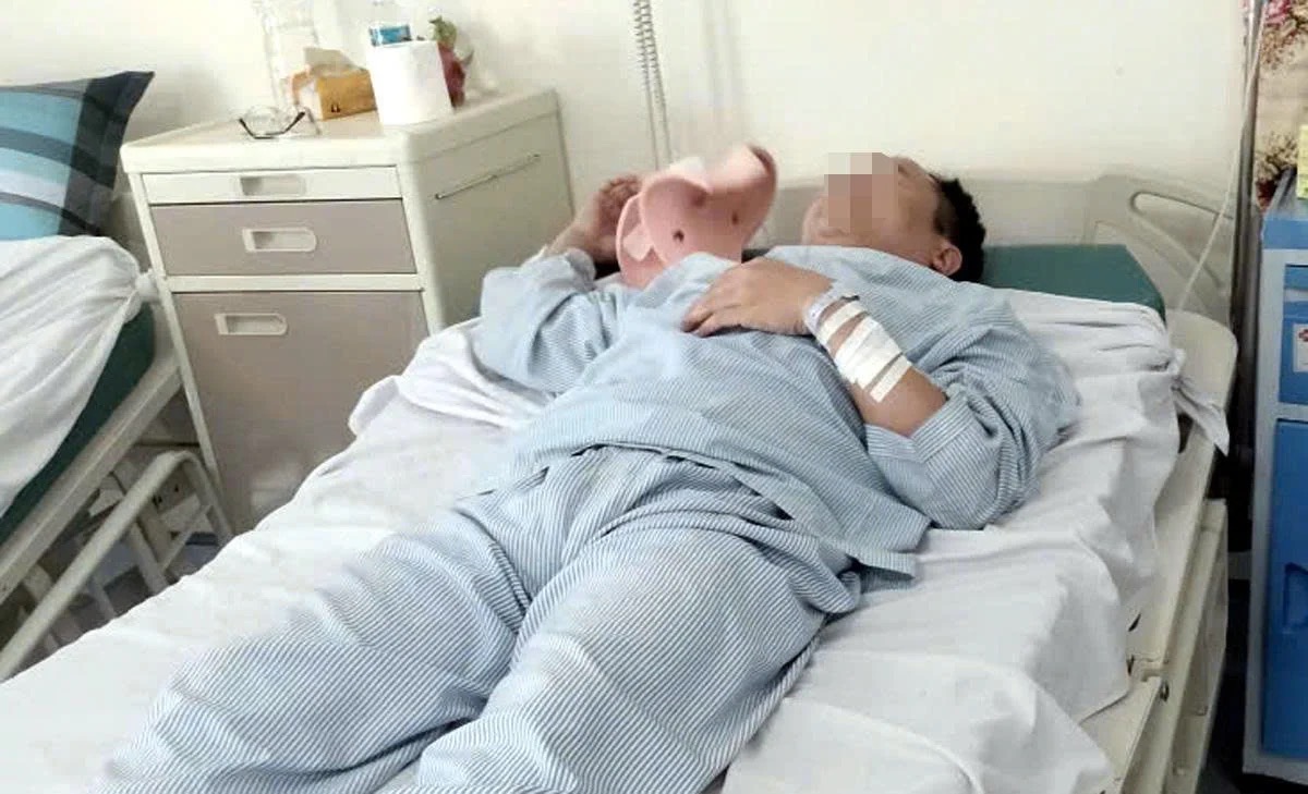 Ông T. hiện đang nằm điều trị tại bệnh viện. Đã 4 ngày trôi qua nhưng người đàn ông vẫn thấy chóng mặt khi ngồi dậy. (Ảnh: Dân Việt)