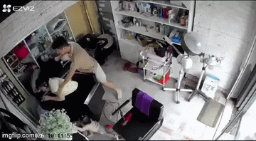 Người đàn ông đánh liên tiếp vào người phụ nữ. (Ảnh cắt từ clip)