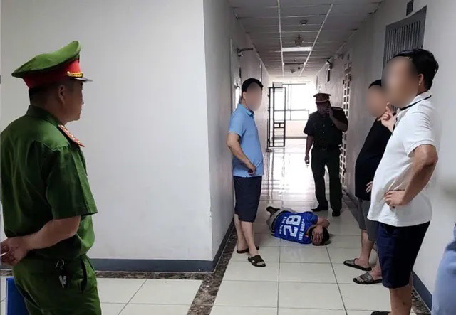 Ông T. bị cư dân đấm gục trong lúc đang trao đổi vấn đề đeo rọ mõm cho chó. (Ảnh: VTV)
