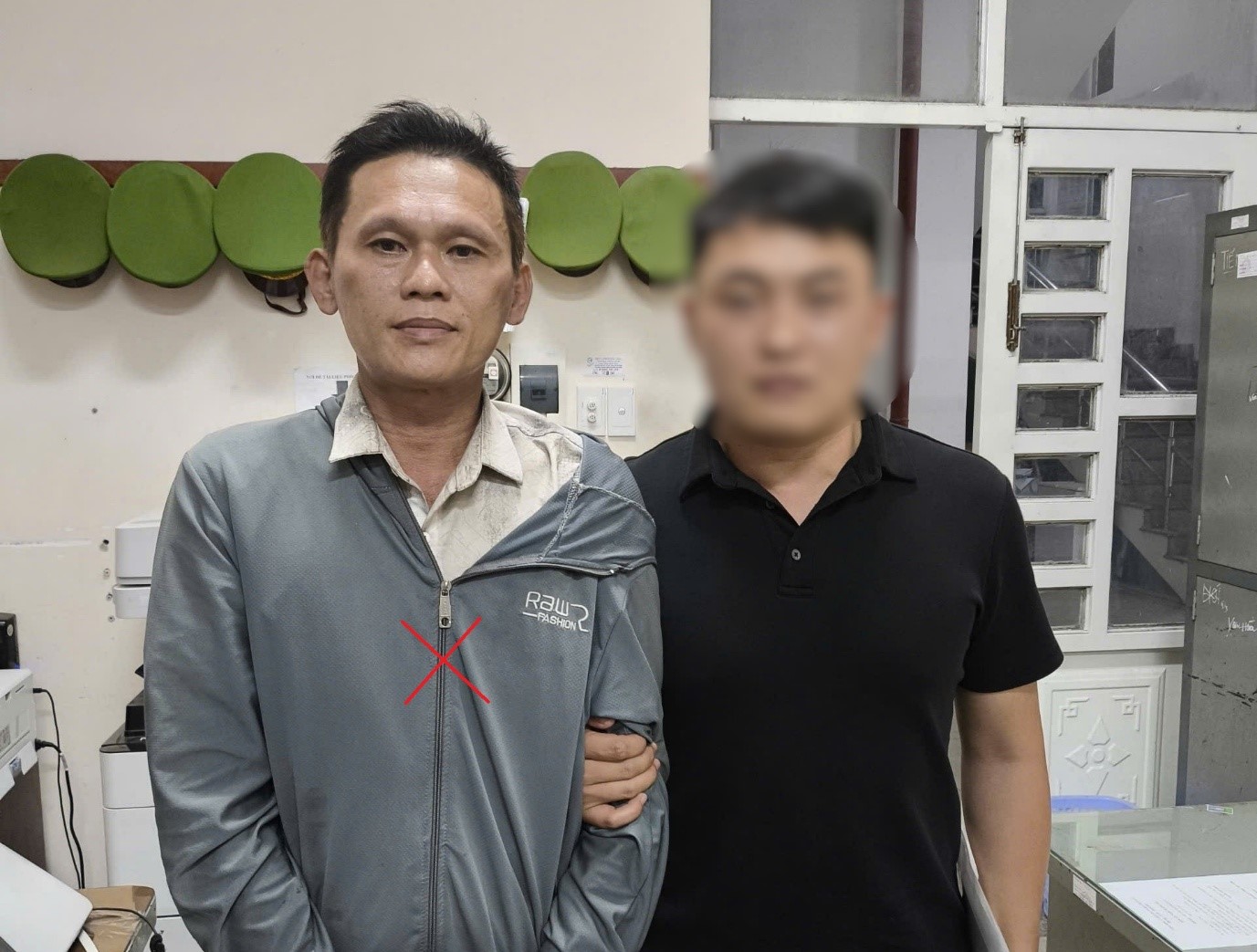 Đối tượng Hoàng Anh (bên trái) đến Cơ quan Công an đầu thú (Ảnh: Công an Đồng Nai).