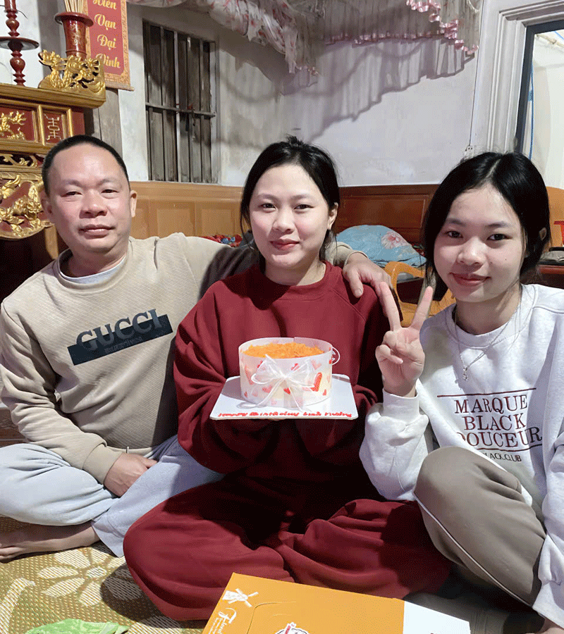 Ông Bể cùng 2 cô con gái. (Ảnh: VietNamNet)