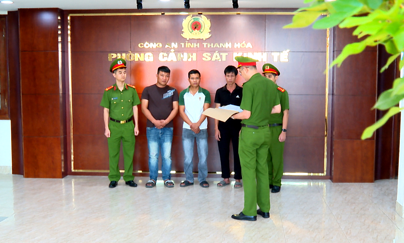 Phòng Cảnh sát kinh tế tống đạt Quyết định khởi tố vụ án, khởi tố bị can đối với các đối tượng - Ảnh: Công an Thanh Hóa