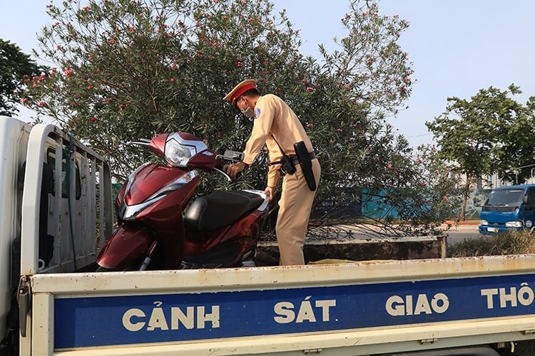   Theo quy định tại Nghị định 168/2024/NĐ-CP, hành vi điều khiển phương tiện lạng lách, đánh võng bị xử phạt ở mức cao, kèm theo nhiều hình thức xử phạt bổ sung nghiêm khắc. (Ảnh: Thư Viện Pháp Luật)  