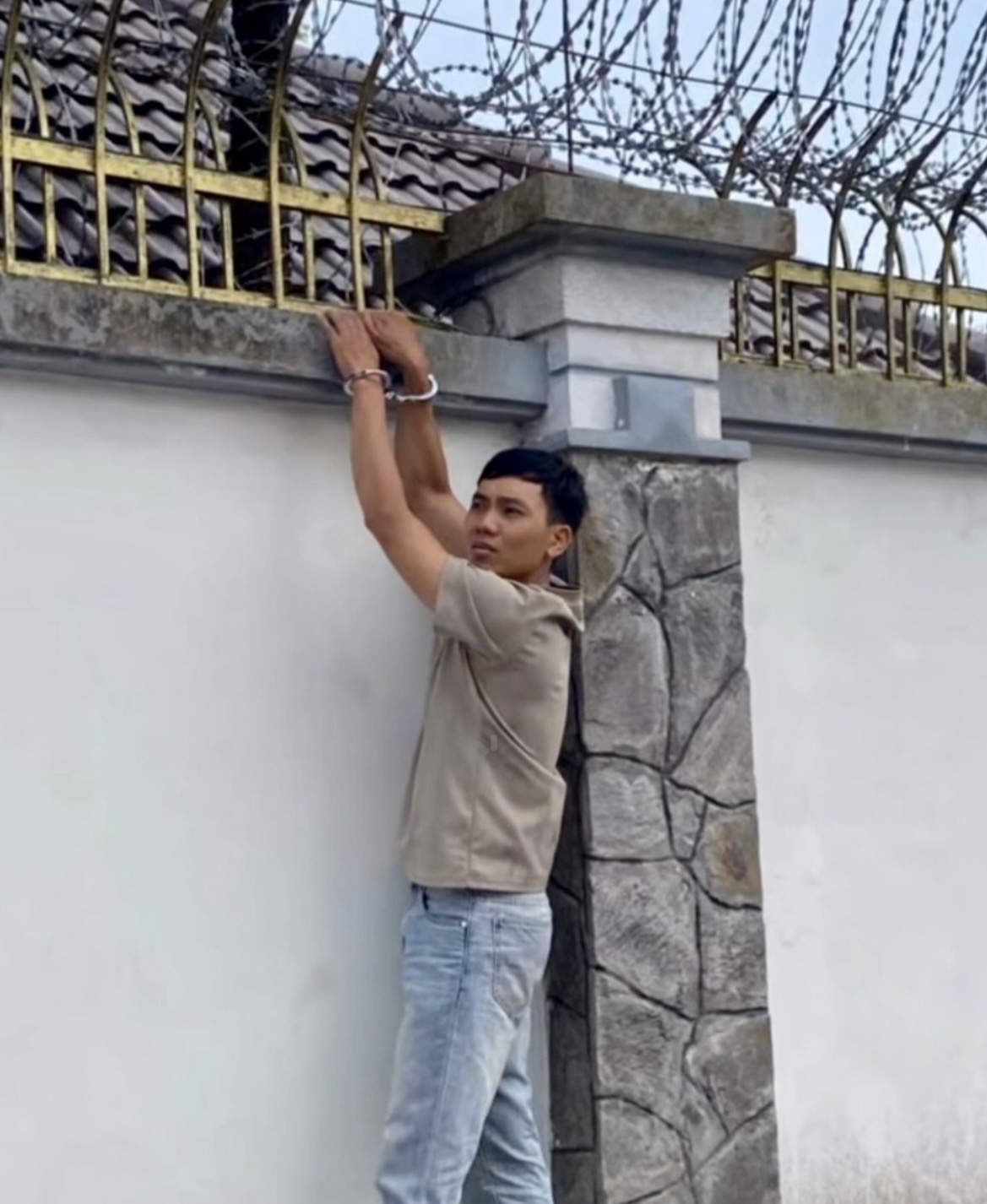 Sau khi gây án, Sơn di chuyển qua nhiều tỉnh thành rồi mới lên máy bay ra Hà Nội.