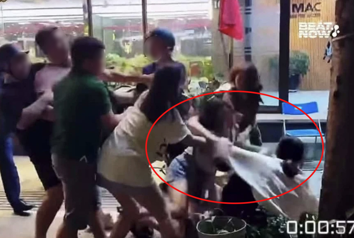 Nhóm người lao vào hành hung 2 cô gái. 