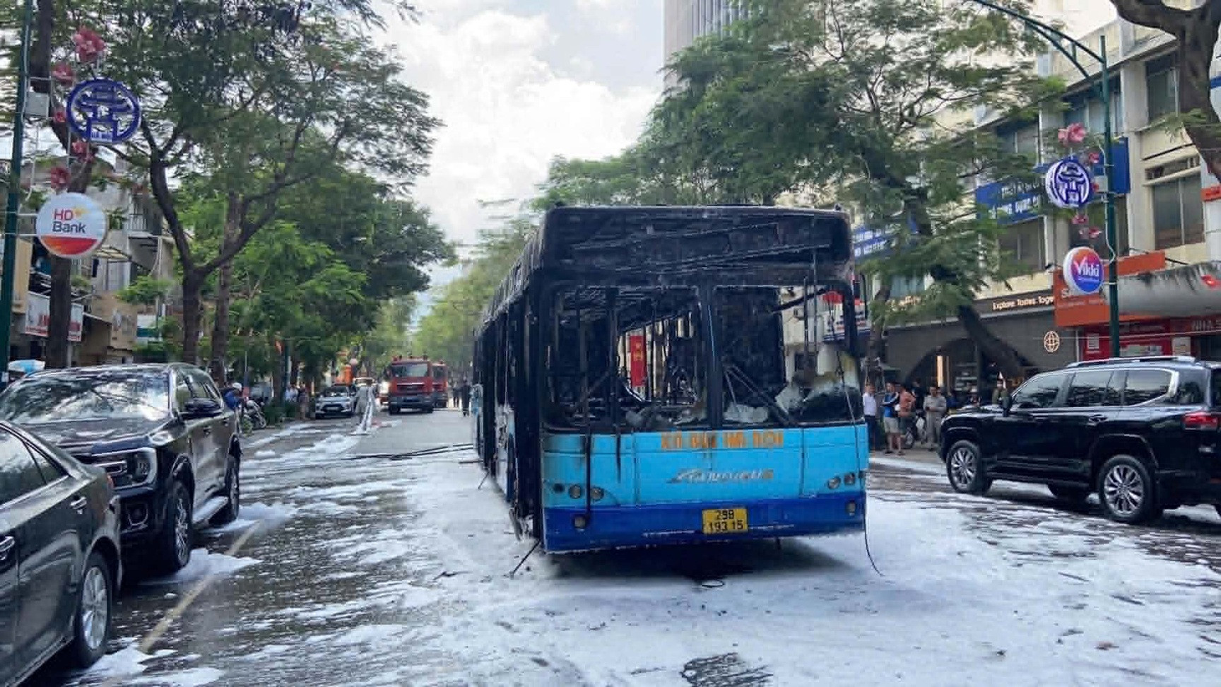 Chiếc xe buýt bị thiêu rụi. (Ảnh: VietNamNet)