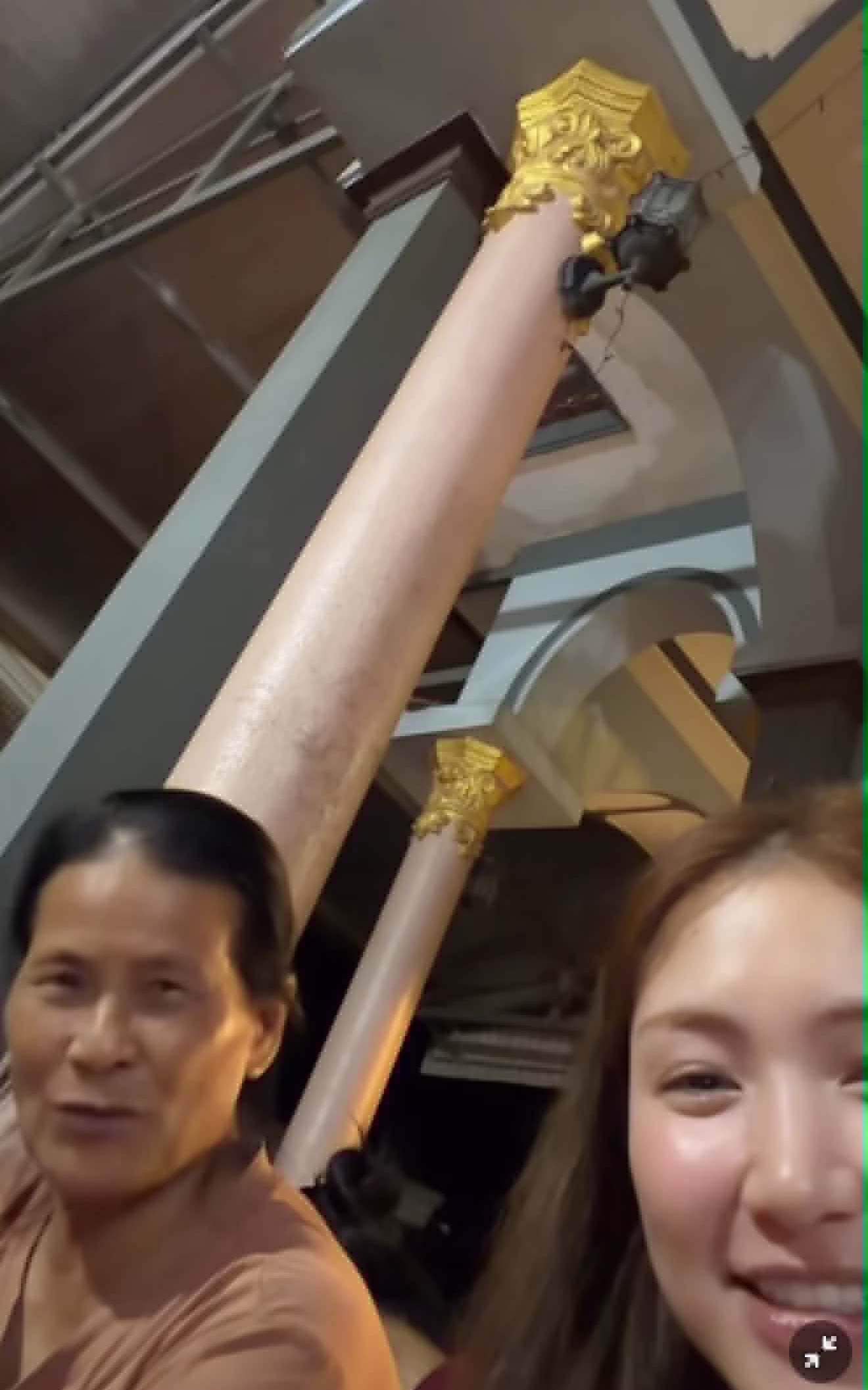 Hòa Minzy và mẹ chồng.