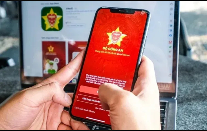   Từ ngày 15/5/2026, người dân có thể sử dụng học bạ, văn bằng, chứng chỉ trực tiếp trên ứng dụng định danh điện tử VNeID thay cho bản giấy trong nhiều thủ tục hành chính, giao dịch dân sự và tuyển dụng. (Ảnh: VTV)  