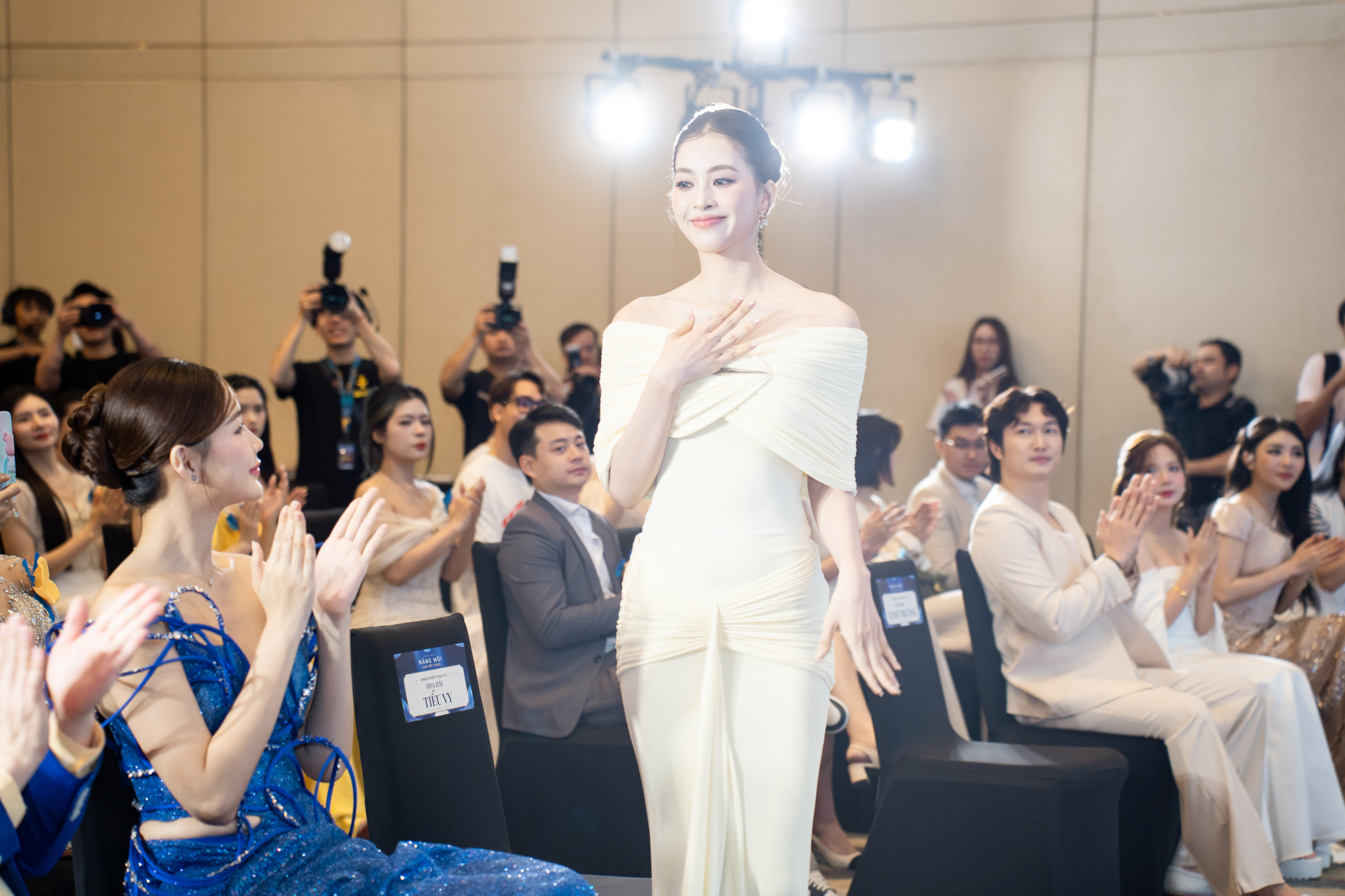 Tiểu Vy thu hút nhiều ánh nhìn.