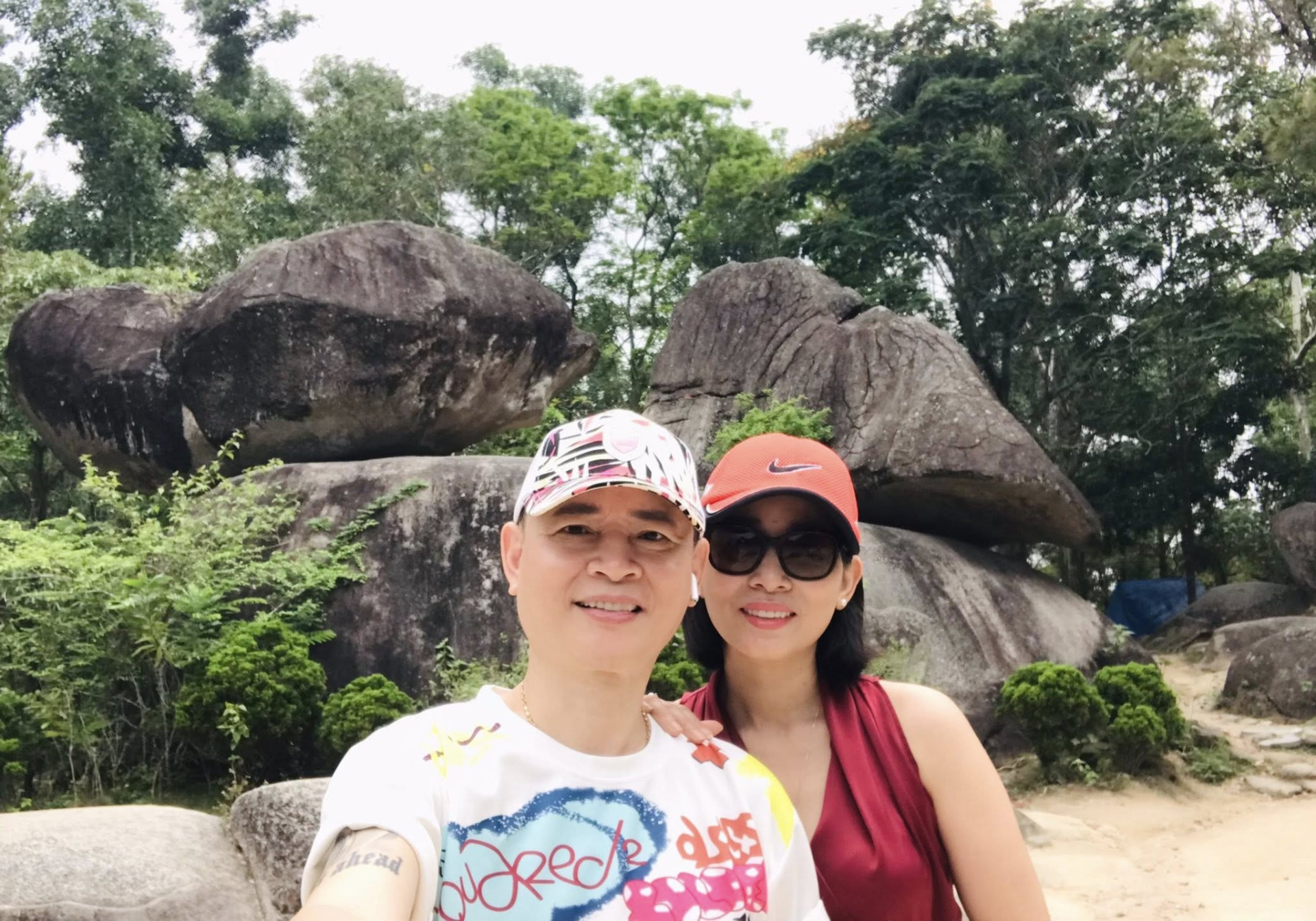 Tùng Dương bên vợ.