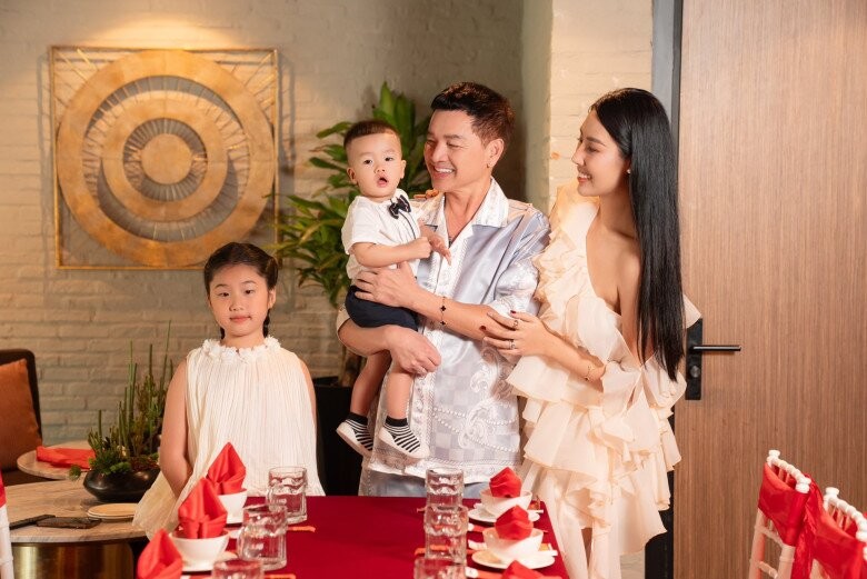 Gia đình hạnh phúc hiện tại của Quang Minh.