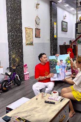 Món quà là bức ảnh gia đình Duy Phước tặng vợ.
