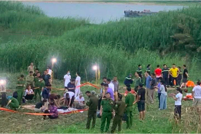 Khoảng 17h30' ngày 18/5, thi thể của 5 nam sinh đã được đưa lên bờ. 