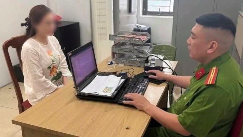 Chị H. làm việc với cán bộ công an.