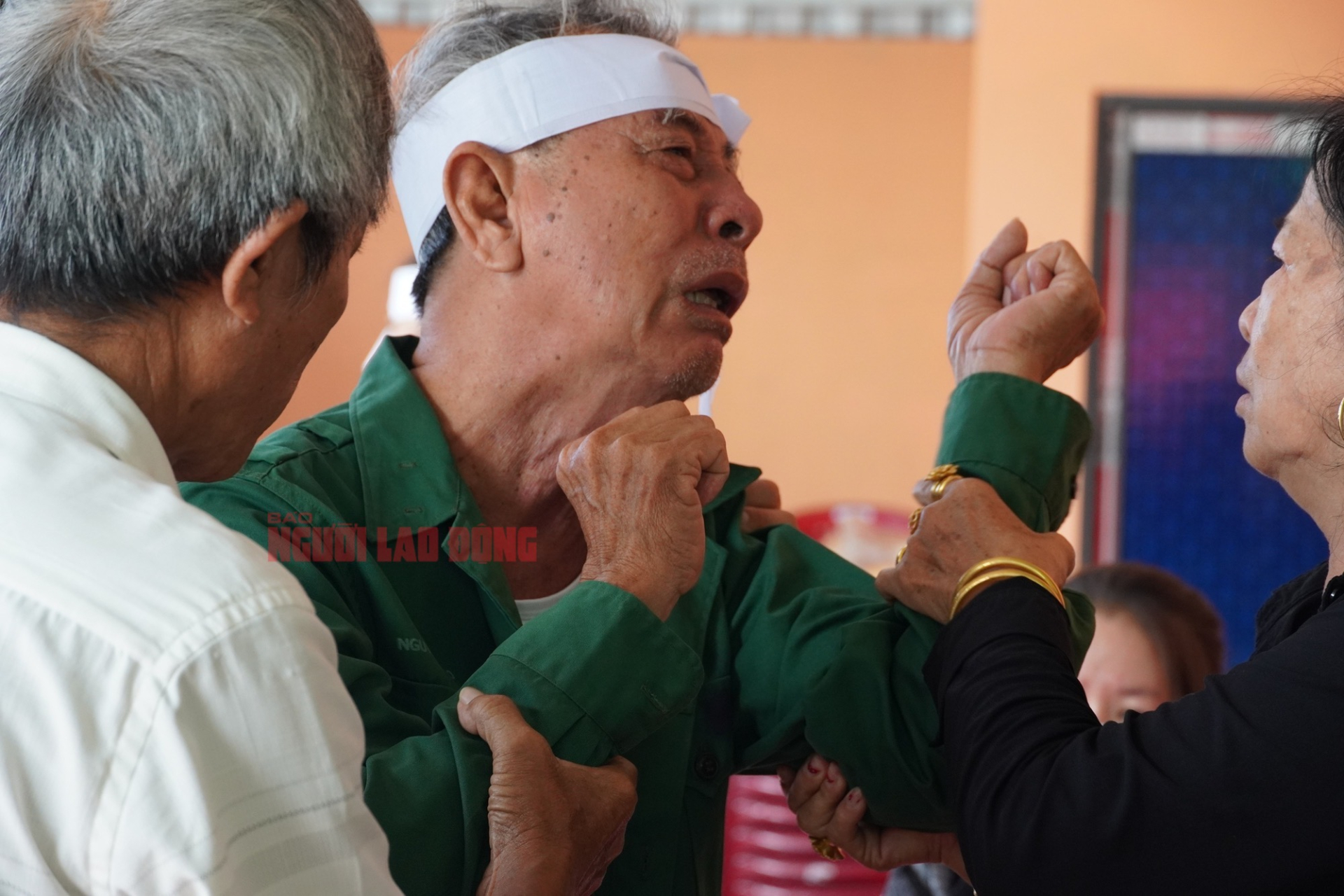 Ông Thảo đau đớn trước sự ra đi đột ngột của 3 người thân. (Ảnh: Người Lao Động)