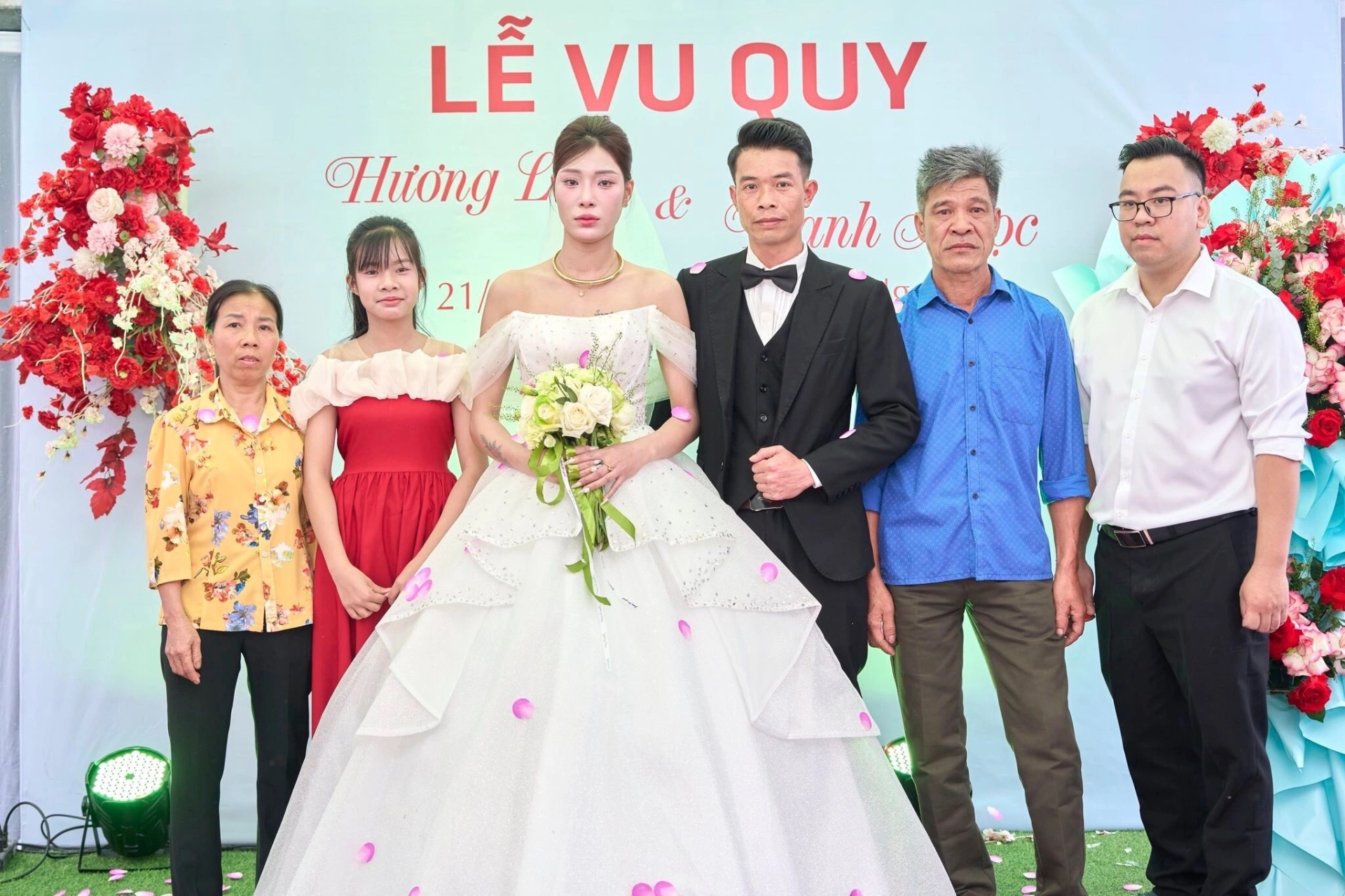 Vợ chồng chị Lan cùng con gái, bố mẹ chồng cũ và em chồng cũ. (Ảnh: VietNamNet)