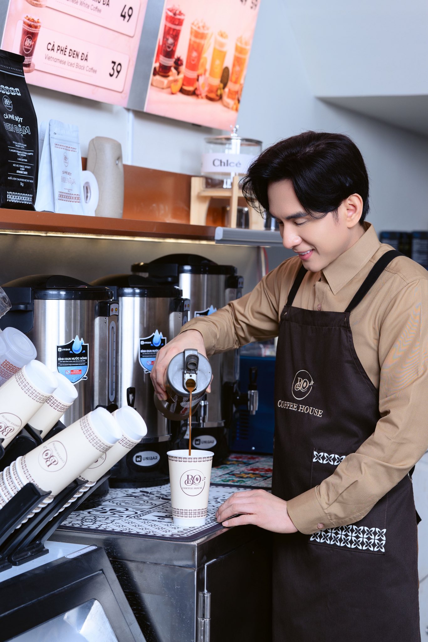 Đan Trường đứng quầy pha chế.